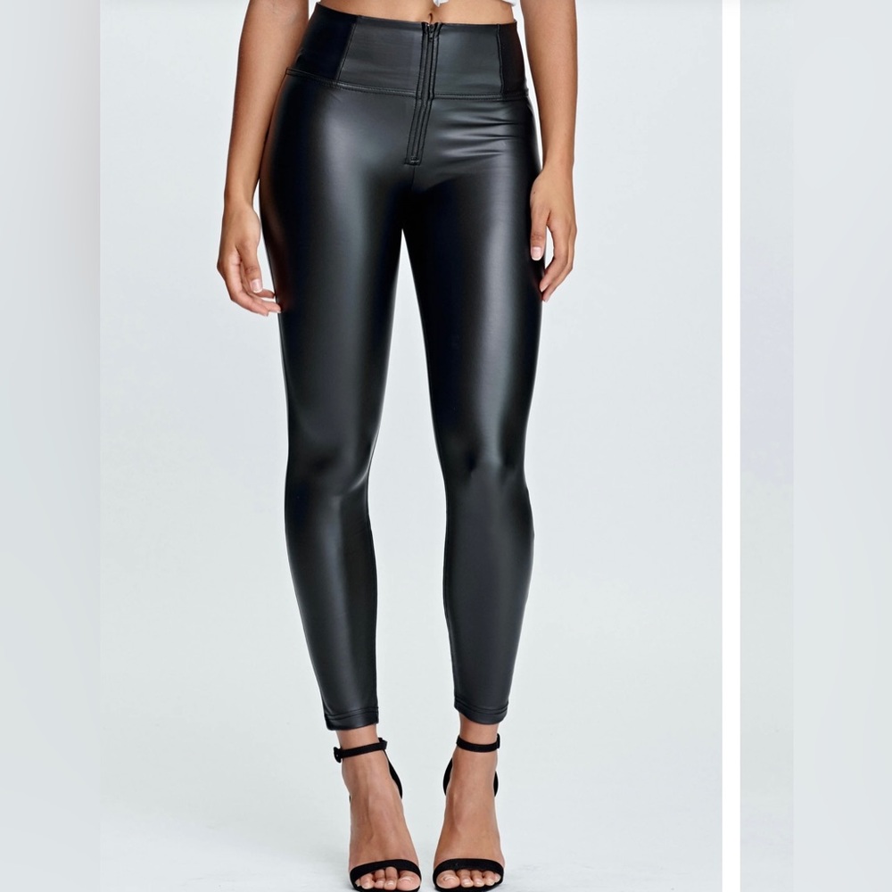 FREDDY’s WR.UP® Faux Leather

High Waisted 7/8 Length